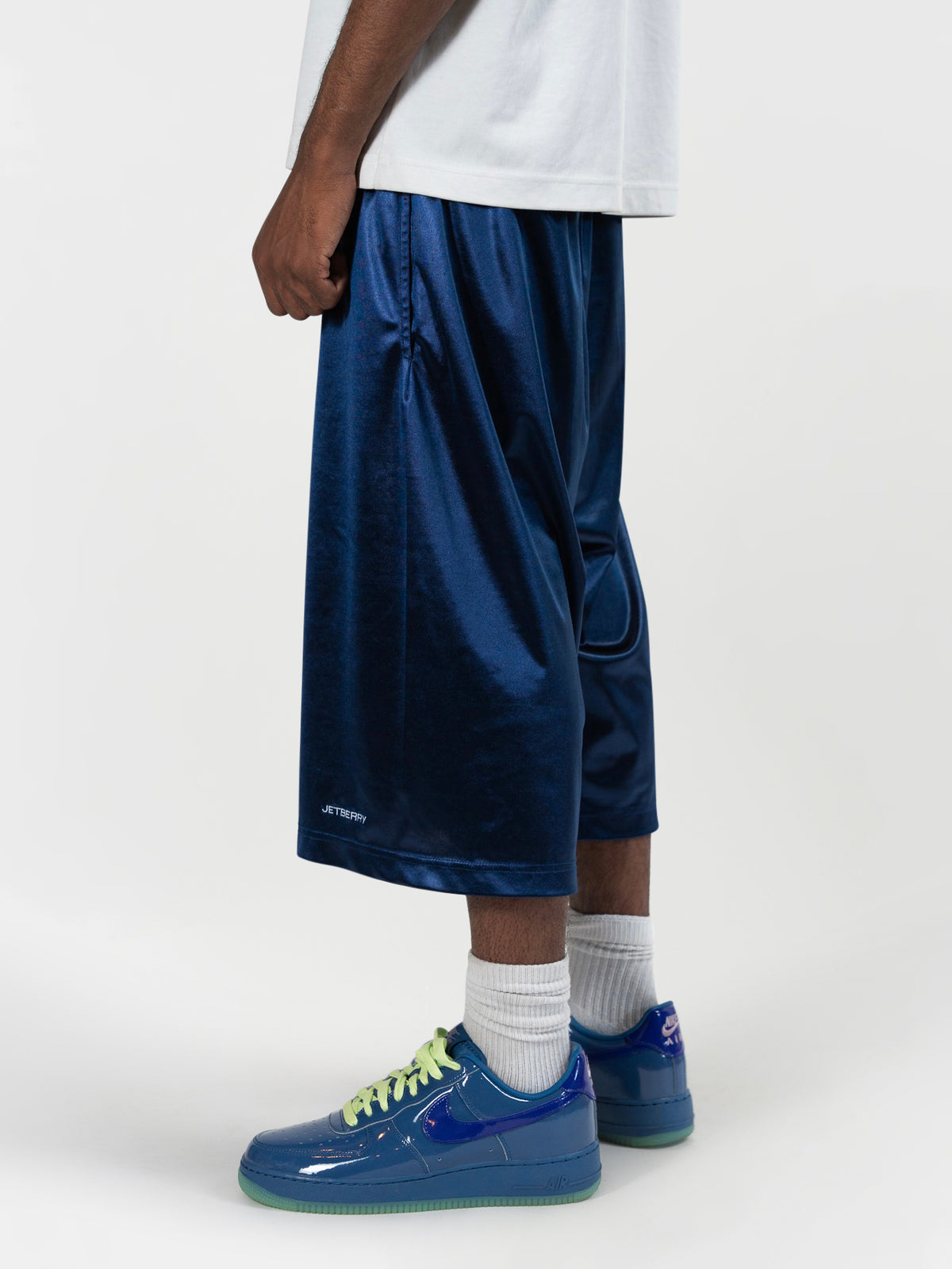 close up opposite side of the tyson shorts. Angle is below the waist, the embroidered jetberry logo can be seen. j3t aparel